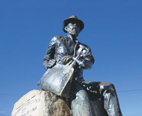 Paddy Hannans Statue - Attractions Melbourne 0