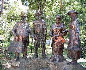 Dad, Dave, Mum And Mabel - Attractions Melbourne 1