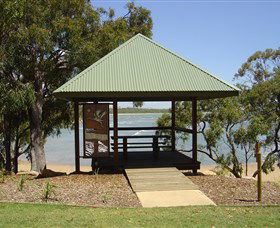 Canoe Point Beach And Parklands - Attractions Melbourne 2