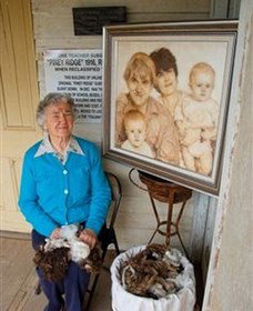 Doris Golder Wool Art Gallery - Attractions Melbourne 3