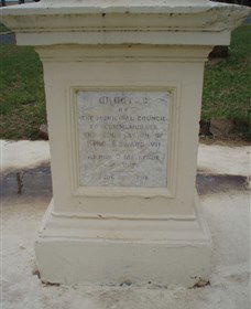 The Coronation Lamp Memorial - Attractions Melbourne 1