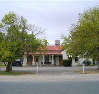 Round Hill Hotel - Attractions Melbourne