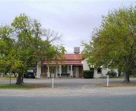 Round Hill Hotel - Attractions Melbourne 0