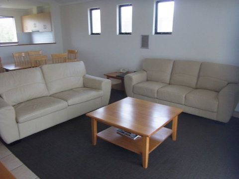 Margarets Beach Resort - Attractions Melbourne 2
