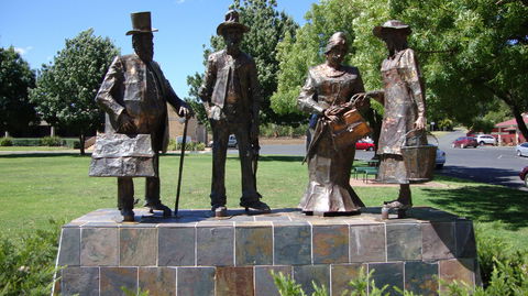 Dad, Dave, Mum And Mabel - Attractions Melbourne 2