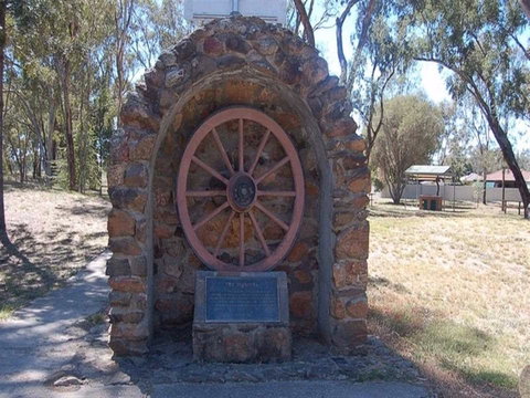 Jindera Pioneer Cairn - Attractions Melbourne 0