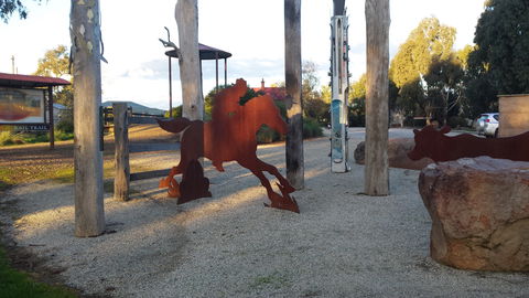 Mansfield Arts Walk - Attractions Melbourne 1