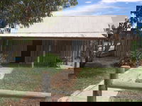 Early Settlers Cottage Solly's Hut