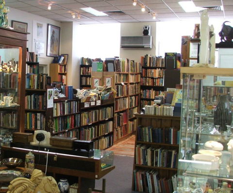 Mr Pickwicks Fine Old Books - Attractions Melbourne 0